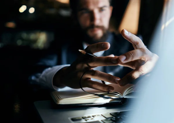 Homem de negócios em terno na frente do laptop com tecnologia de comunicação de trabalho de livro — Fotografia de Stock