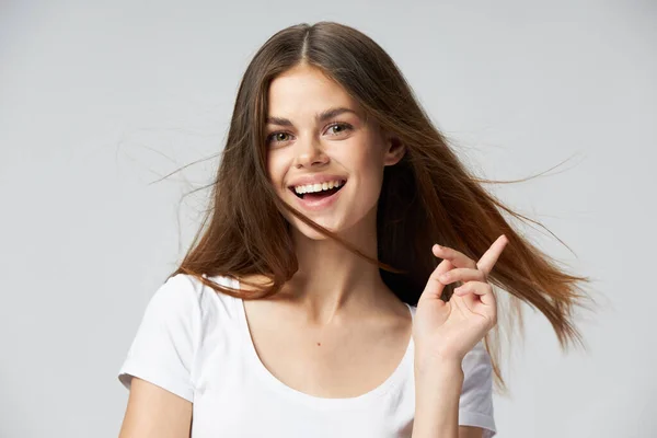 陽気なブルネットの笑顔白いTシャツコピースペース — ストック写真