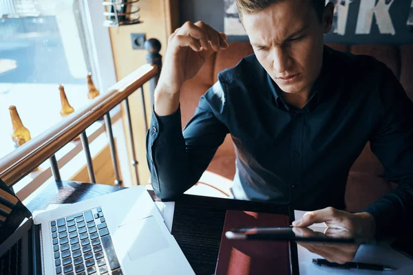 Uomo d'affari con una tazza di caffè in un caffè emozioni lavorano in ufficio stress irritabilità direttore — Foto Stock