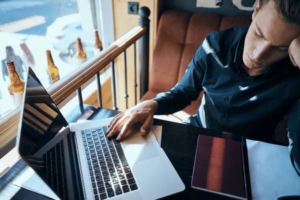 Homem de negócios com laptop no trabalho e modelo freelancer café — Fotografia de Stock
