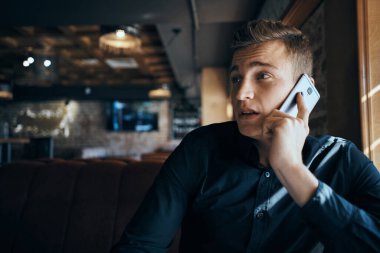 Bir kafede çalışan serbest çalışan iş adamı. Laptoplar, iletişim odası müdürü modeli.