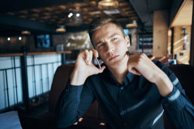 Bir kafede çalışan serbest çalışan iş adamı. Laptoplar, iletişim odası müdürü modeli.