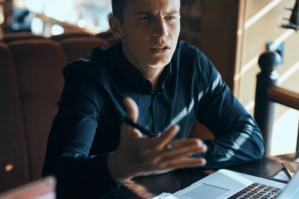 Uomo d'affari freelance con computer portatile in caffè al direttore di tavolo documenta la tazza di modello di caffè — Foto Stock