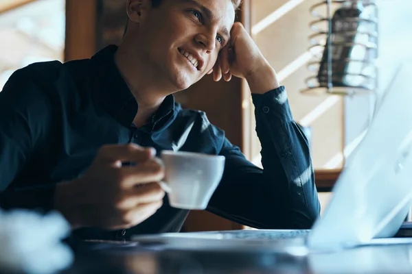 Homem de negócios freelancer com laptop no café na mesa gerente documentos xícara de café modelo — Fotografia de Stock