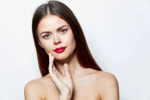 Mädchen nackte Schultern Hält eine Hand in der Nähe Gesichter rote Lippen attraktiven Look — Stockfoto