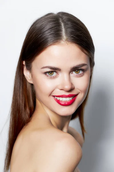 Urocza kobieta Uśmiech czerwone usta nagie ramiona urok naturalny wygląd — Zdjęcie stockowe