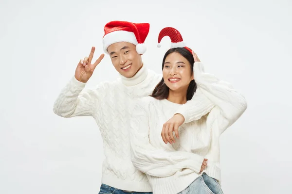 Frohe Weihnachten in weißen Pullovern — Stockfoto
