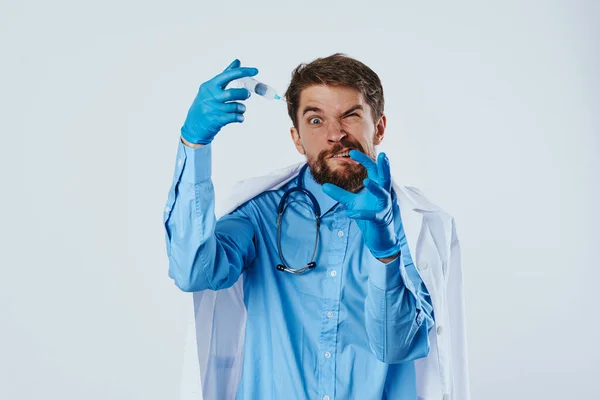 Tıbbi maske takan erkek doktor eldiven laboratuvar araştırması sıvı virüs aşısı — Stok fotoğraf