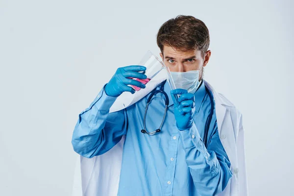 Mężczyzna lekarz w sukni medycznej maska rękawiczki laboratoryjne badania laboratoryjne ciekły wirus szczepionka — Zdjęcie stockowe