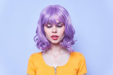 Çekici ve neşeli bayan kısa saç tatili 