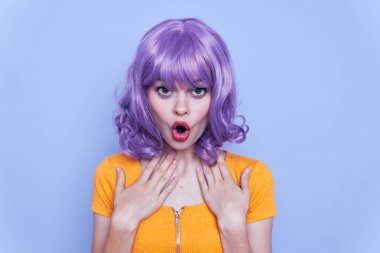 Çekici ve neşeli kız kahverengi gözler mavi arka plan