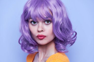 Çekici ve neşeli kız akşam makyajı izole bir geçmiş