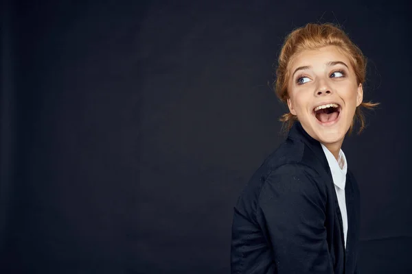 Energetische Geschäftsfrau auf schwarzem Hintergrund in einem klassischen Anzug blondes Modell abgeschnitten Ansicht — Stockfoto