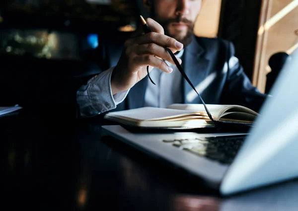Uomo d'affari in giacca e cravatta davanti al computer portatile con tecnologia di comunicazione libro lavoro — Foto Stock
