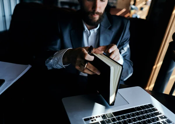 Homme d'affaires en costume devant l'ordinateur portable avec la technologie de communication livre de travail — Photo