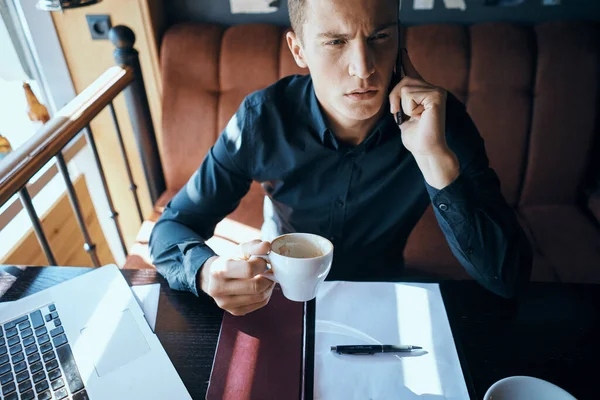 Homme d'affaires avec une tasse de café dans un café émotions travail dans le bureau stress irritabilité directeur — Photo