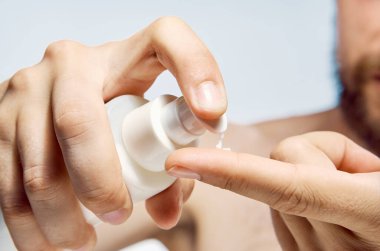 Sakallı adam yüz kremi temiz cilt çıplak omuzlar