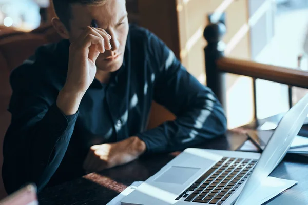 Hombre de negocios freelancer con portátil en la cafetería en la mesa gerente documentos taza de modelo de café — Foto de Stock