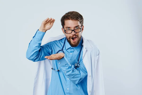 Tıbbi maske takan erkek doktor eldiven laboratuvar araştırması sıvı virüs aşısı — Stok fotoğraf