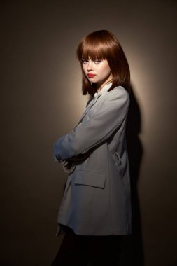 Moda kıyafetleri içinde, el kol hareketleri yapan modaya uygun bir model.