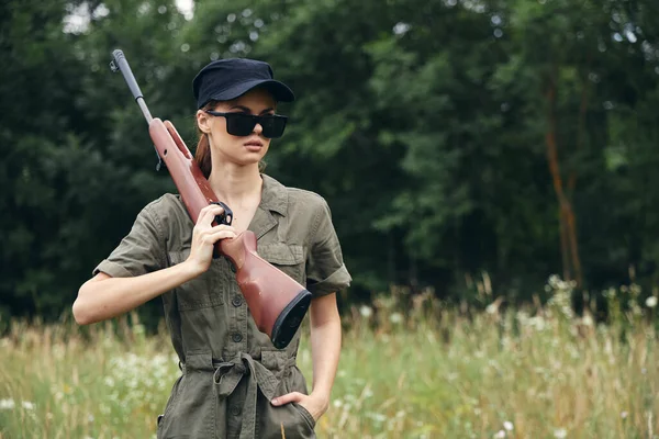 Mujer al aire libre Caza paseo con armas en gafas oscuras armas — Foto de Stock