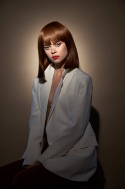 Akşamları şık bir bayan kameraya poz verir. 