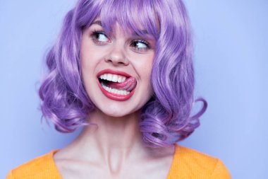 Çekici ve neşeli model kısa saç portresi 