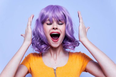 Çekici ve neşeli model makyaj portresi 