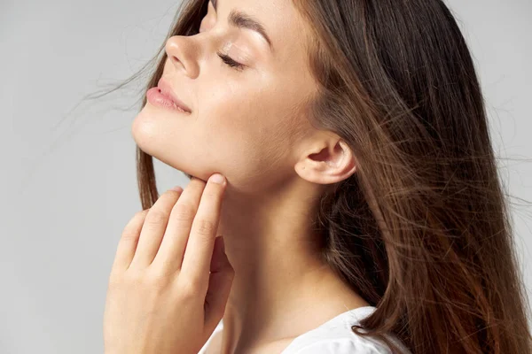 Woman with closed eyes hand near face charm close-up — Stock Photo, Image