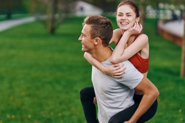 Doğadaki bir yaz parkında, kırmızı tişörtlü mutlu bir kadın.