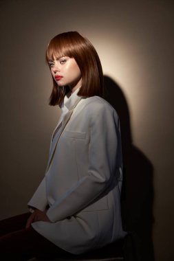 Bej ceketli kız. Kamera partisine bak.