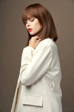 Açık renk ceketli, modaya uygun model. Kameraya bak. 