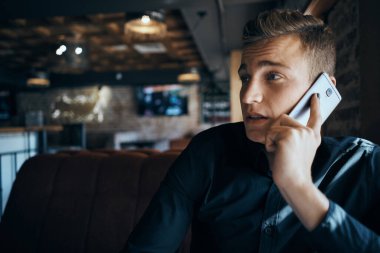 Bir kafede çalışan serbest çalışan iş adamı. Laptoplar, iletişim odası müdürü modeli.