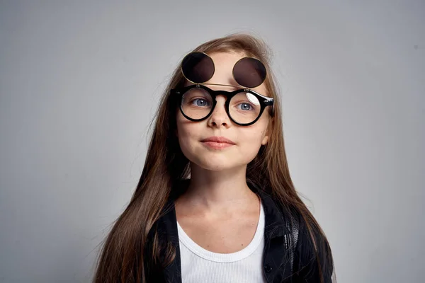 어린 시절 선글라스를 쓰고 등교를 배우는 귀여운 여학생 — 스톡 사진