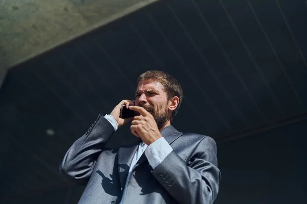 Business man in a suit talking on the phone outdoors business manager executive — Stock Photo, Image