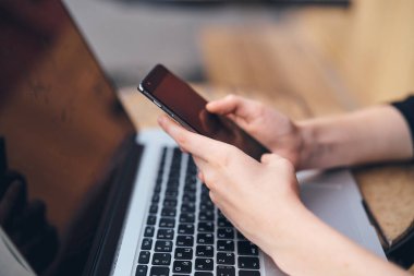 Dizüstü bilgisayarı aç klavye kadın elleri cep telefonu teknolojileri