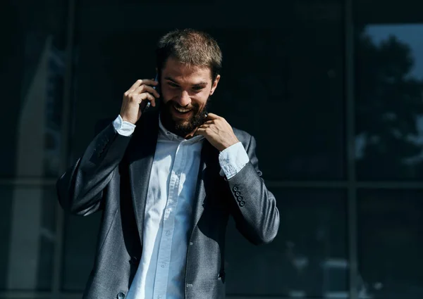 Geschäftsmann kommuniziert am Telefon im Freien Emotionen Manager Lebensstil — Stockfoto