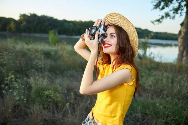 Wanita memotret alam tersenyum merah bibir hobi musim panas — Stok Foto