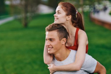 Arkadaki kadın erkek dışarıda eğlenceli bir hayat sürüyor.