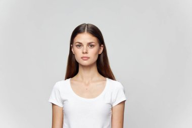 Beyaz tişörtlü güzel bir kadın koyu saçlı güzel bir yüz.