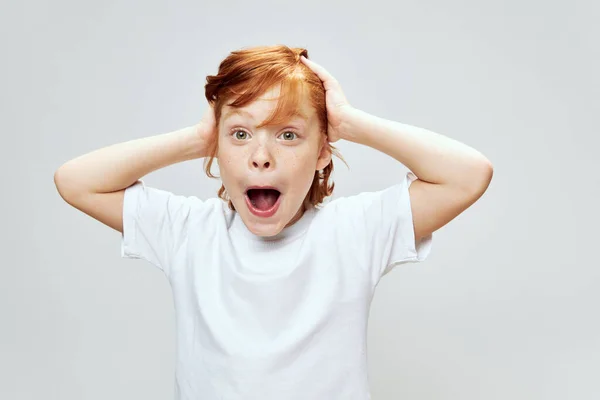 Netter Junge mit roten Haaren, offenem Mund und albernem Gesicht. — Stockfoto