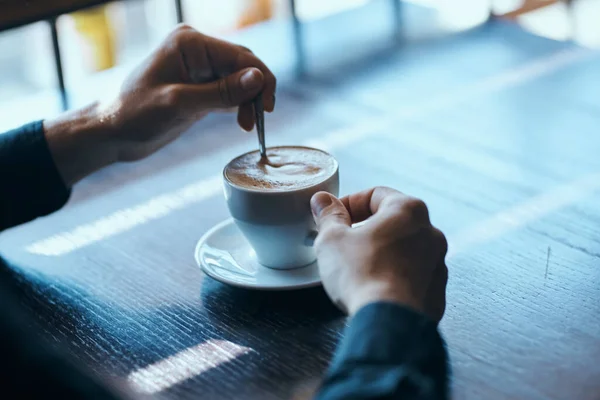 Kawiarnia restauracja stół mężczyzna ręce kawa filiżanka model — Zdjęcie stockowe