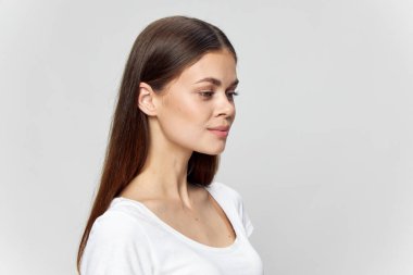 İzole edilmiş arka planda beyaz tişörtlü bir kız güzel bir yüz çıplak boyun kopyalama alanı