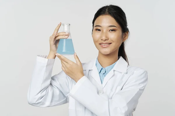 Žena lékař bílý plášť laboratorní chemický roztok analyzuje — Stock fotografie
