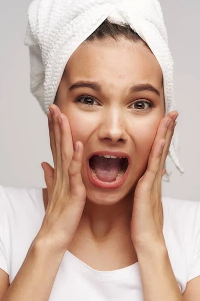 Γυναίκα κρατώντας συναισθήματα πρόσωπο ανοιχτή πετσέτα στόμα στο κεφάλι δερματολογία — Φωτογραφία Αρχείου