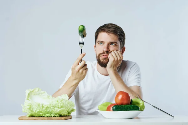 Hombre en una camiseta blanca verduras dieta y estilo de vida vegetariano — Foto de Stock