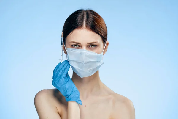 Mujer con máscara médica guante azul inyección de botox rejuvenecimiento de colágeno —  Fotos de Stock