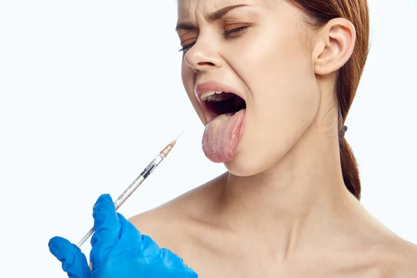 Kvinna i blå handskar med spruta i hand med botox injektion behandling mot rynkor — Stockfoto