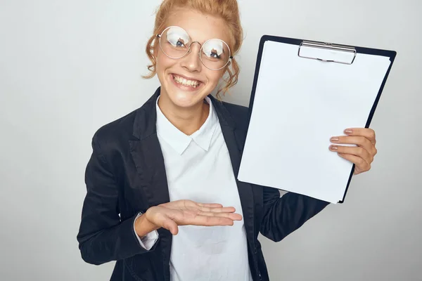 Femme en costume de femme d'affaires officielle documents dans un dossier de travail — Photo