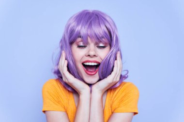 Zarif kadın göz kamaştırıcı gülümseme boş zaman mavi arka plan